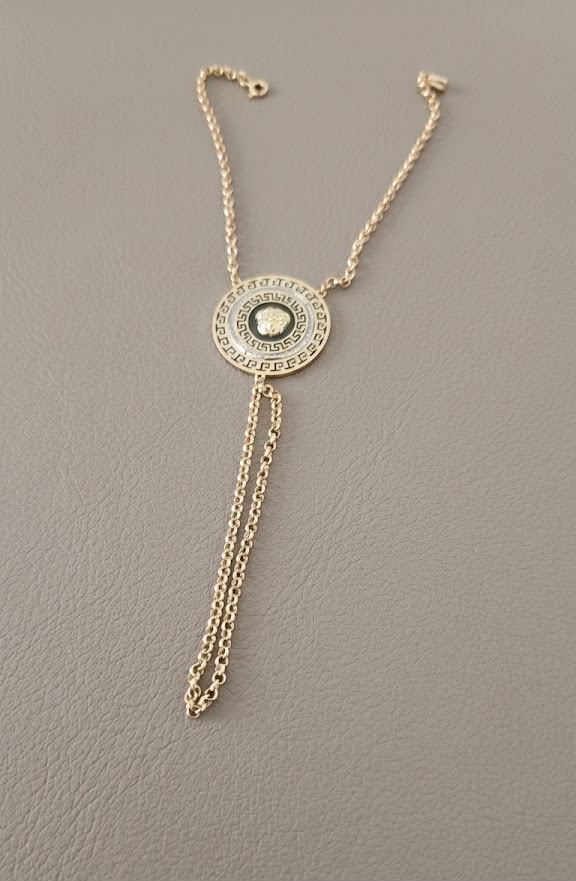 Manita con medallón · oro 18k